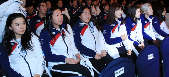 24일 서울 송파구 올림픽파크호텔에서 열린 2018 평창동계올림픽 선수단 결단식에 참석한 여자 아이스하키 선수들이 나란히 앉아 있다. 연합뉴스