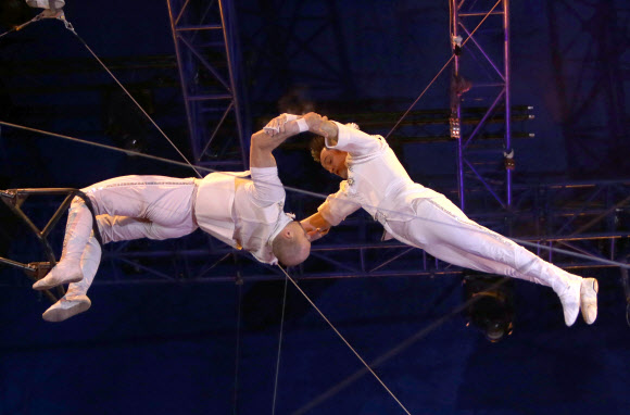 23일(현지시간) 모나코 몬테카를로에서 ‘제42회 몬테카를로 국제 서커스 축제’ 갈라쇼가 열려 곡예사들이 공연을 펼치고 있다. EPA 연합뉴스