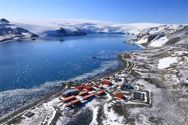 우리나라 남극 연구의 시작점인 세종과학기지가 설립 30주년(1월 24일)을 맞는 가운데 지난 23일 킹조지섬에 위치한 기지를 하늘에서 내려다본 모습. 해양수산부 제공