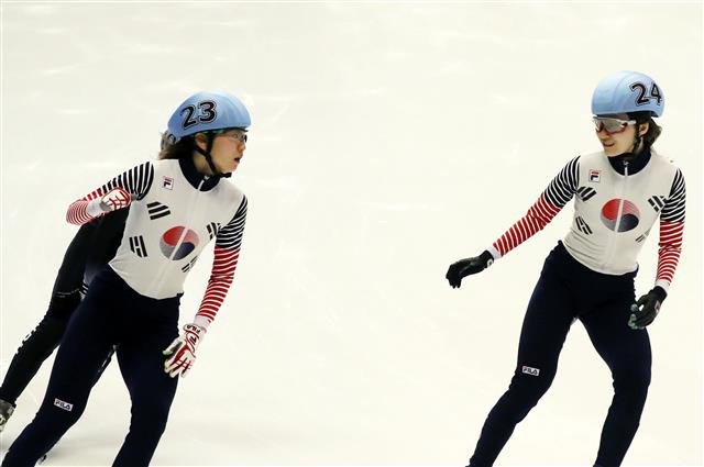 지난해 2월 일본 삿포로 동계아시안게임 쇼트트랙 여자 1000m 결승에서 심석희(왼쪽)가 1위로 결승선을 통과한 뒤 최민정과 기뻐하고 있다. 연합뉴스