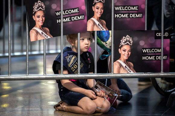 ‘타이니 미스 월드 SA 2018’ Marunique Meyer(5)가 24일(현지시간) 남아프리카 공화국 켐프턴 파크 OR 탐보 국제공항에서 ‘미스 유니버스 2017’ 데미리 넬피터스를 기다리고 있다. AFP 연합뉴스