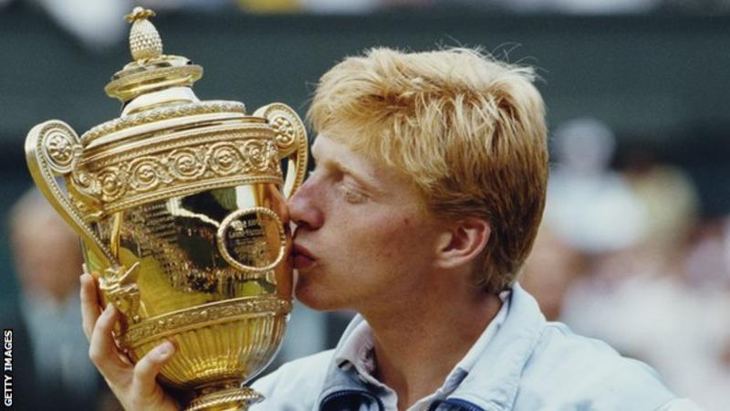 보리스 베커가 윔블던 우승 트로피에 입을 맞추고 있다. 1985년과 이듬해, 1989년 세 차례 우승했는데 이 사진이 어느 해 차지한 우승 트로피인지는 모르겠다. AFP 자료사진