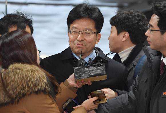 이명박 정부 시절 ’민간인 사찰 입막음 의혹’을 받고 있는 장석명 전 비서관이 영장실질심사를 받기 위해 25일 오전 서초구 서울중앙지법으로 출석하고 있다. <br>도준석 기자 pado@seoul.co.kr