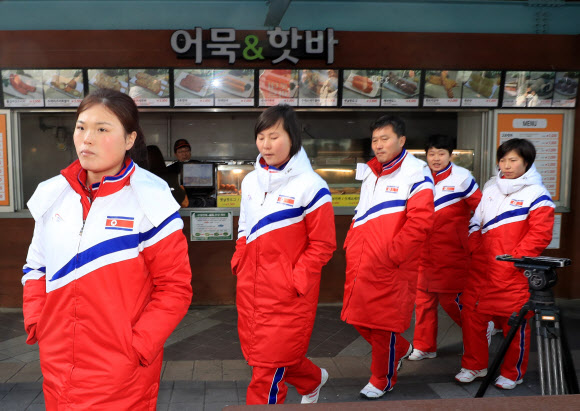 북한 선수들 휴게소에서 휴식