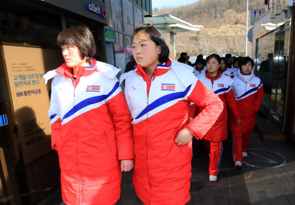 휴게소 도착한 북한 아이스하키 선수들