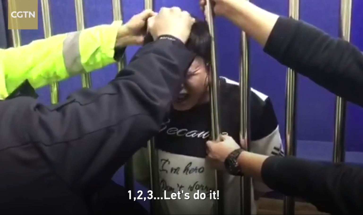 음주운전으로 경찰서에 들어온 한 남성이 감옥 철창 사이에 머리가 끼어 있는 모습(유튜브 영상 캡처)