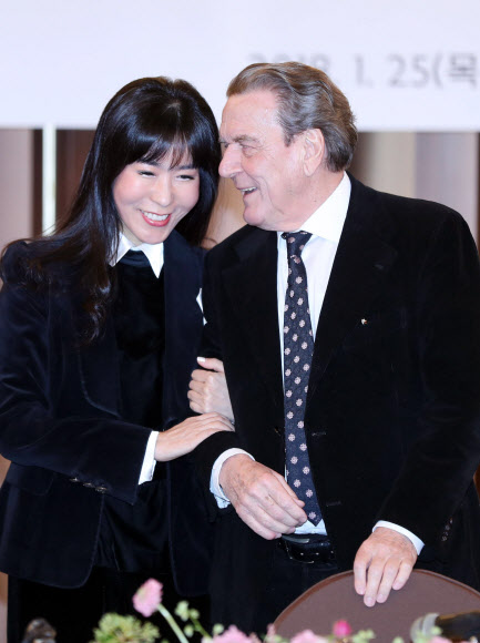 회견장 들어선 슈뢰더와 김소연