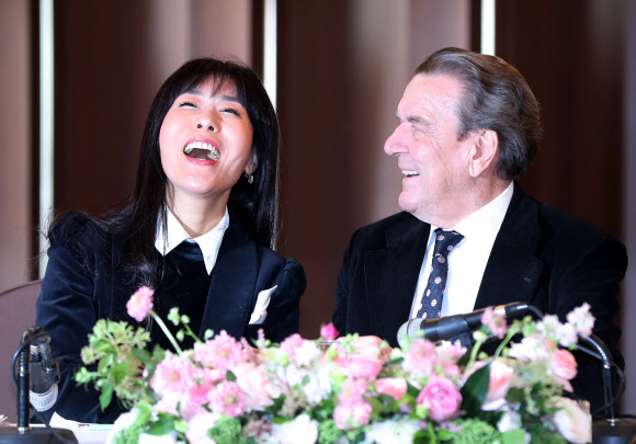 함박웃는 슈뢰더 전 독일 총리의 커플