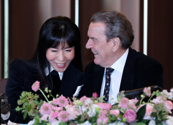 한국 여인과 사랑에 빠진 슈뢰더 전 독일 총리