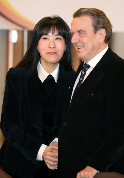 다정한 슈뢰더 커플