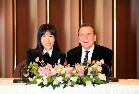 슈뢰더 커플, ’올해 안에 결혼합니다’