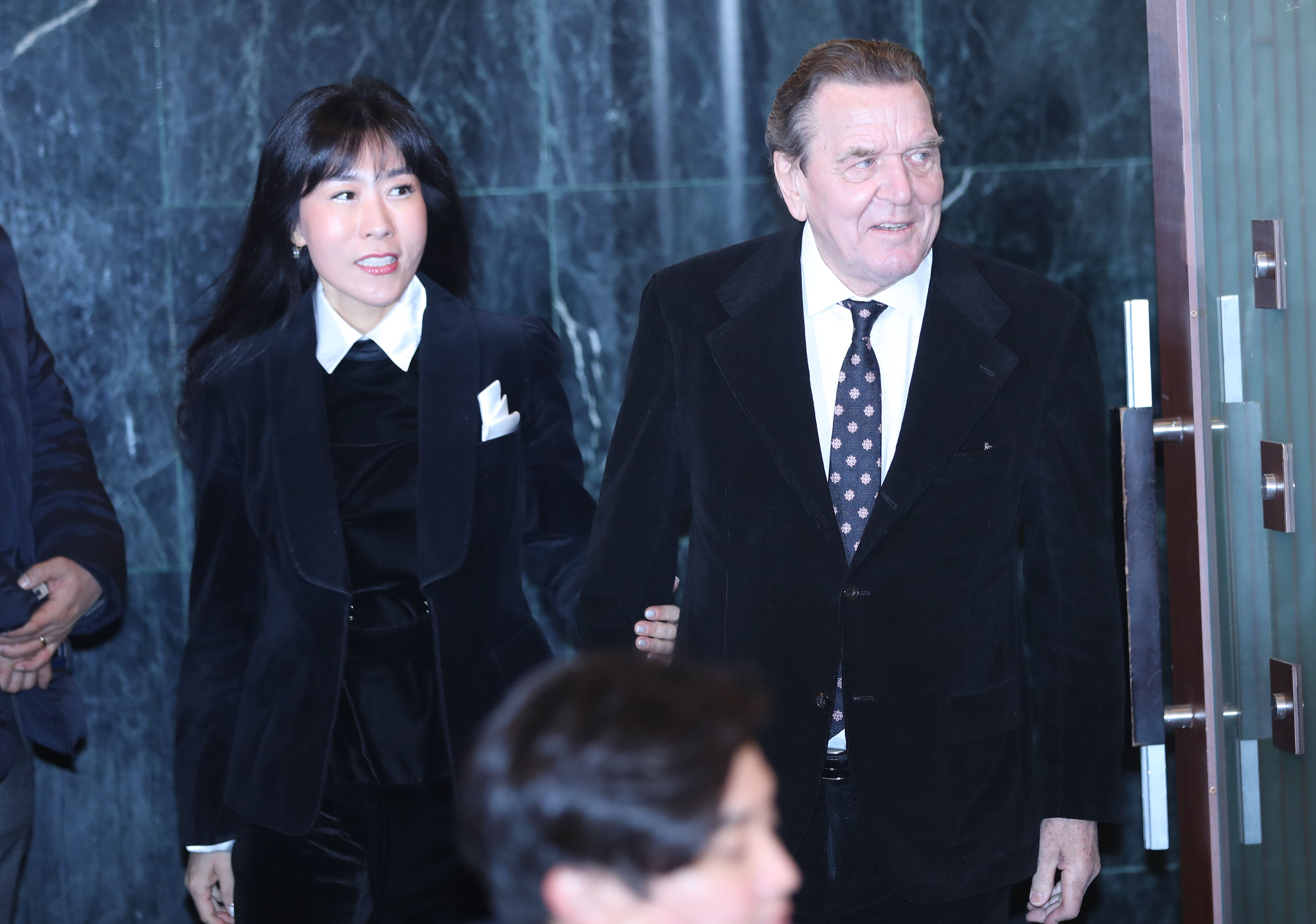 회견장 들어서는 슈뢰더  커플