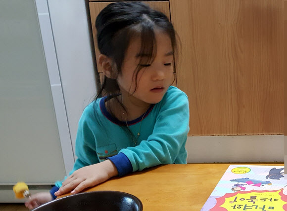 친부에 의해 암매장된 고준희(5)양의 생전 모습. 검찰은 선천성 갑성선기능저하증을 앓던 준희양이 치료만 제대로 받았다면 정상적인 생활을 했을 것이라고 설명했다.  전주지검 제공=연합뉴스