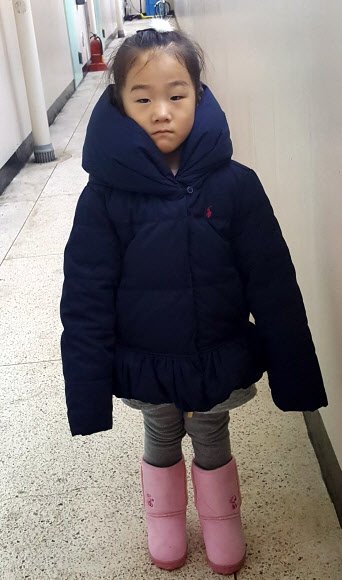 친부에 의해 암매장된 고준희(5)양의 생전 모습. 검찰은 선천성 갑성선기능저하증을 앓던 준희양이 치료만 제대로 받았다면 정상적인 생활을 했을 것이라고 설명했다.  전주지검 제공=연합뉴스