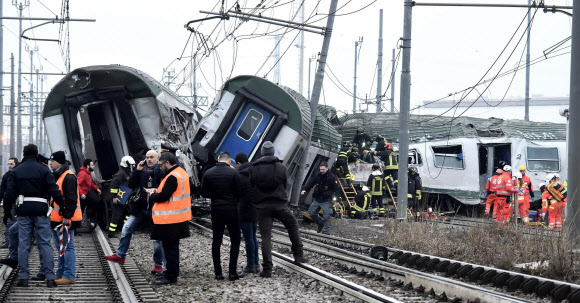 이탈리아서 출근길 기차 탈선… 최소 3명 사망·100여명 부상 