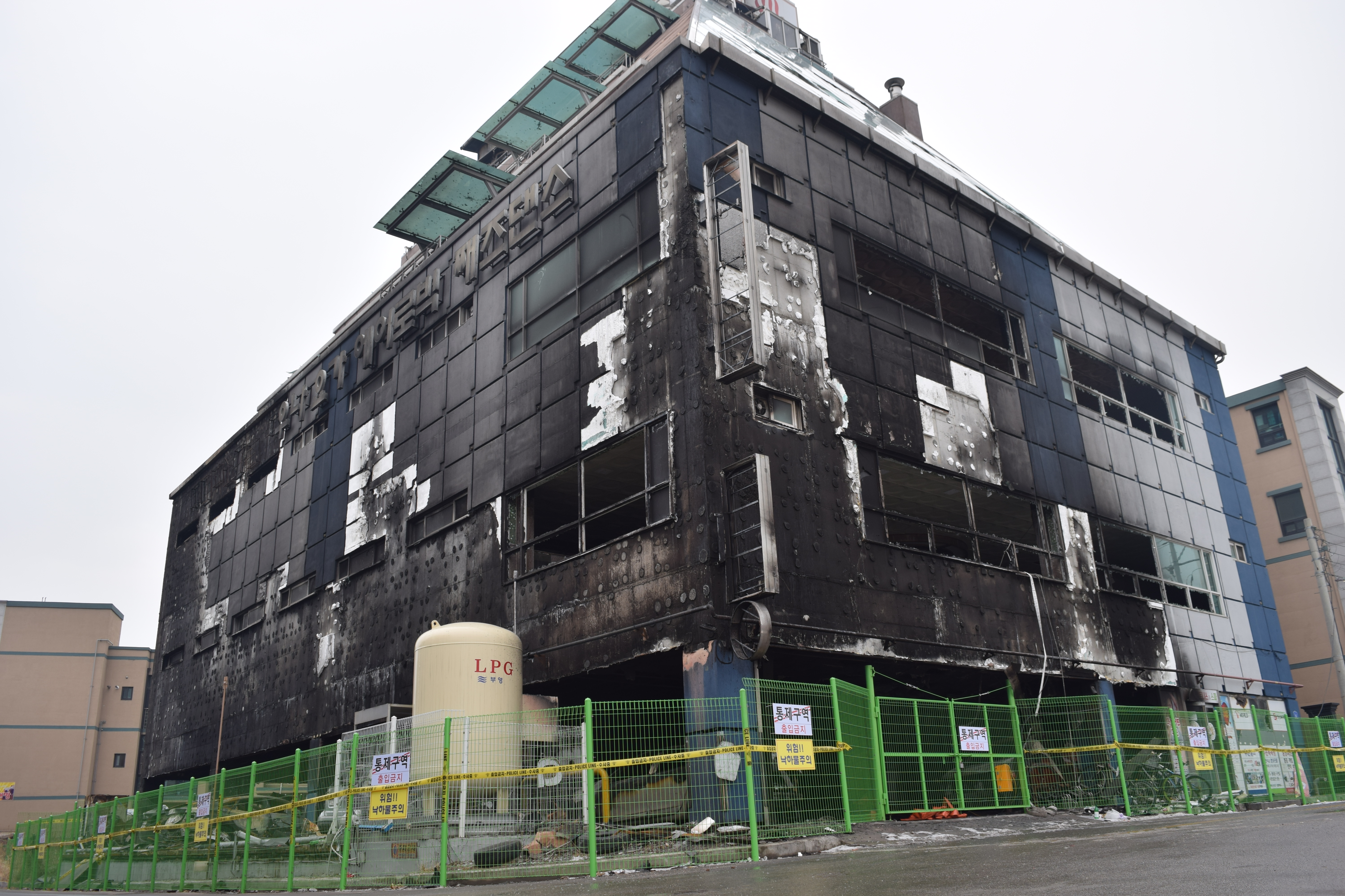 지난달 21일 발생한 화재로 29명이 숨진 제천 하소동 스포츠센터 건물.