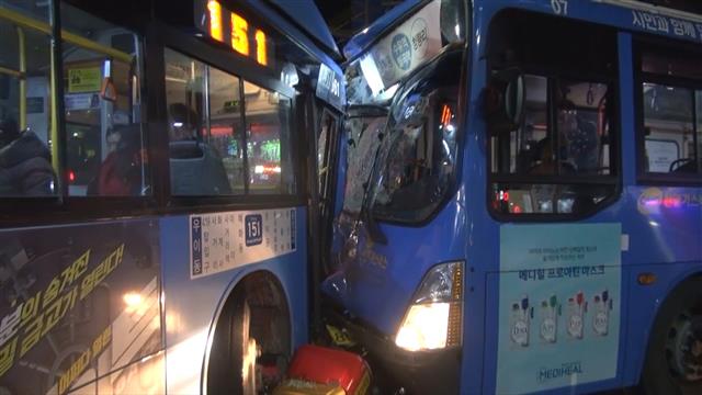 25일 오후 9시4분쯤 서울 강북구 번동 수유사거리에서 시내버스 2대와 오토바이 1대가 충돌해 21명이 다쳤다. 서울 강북경찰서와 소방당국에 따르면 이날 사거리에서 신호를 위반하고 직진하던 120번 버스가 좌회전하던 151번 버스 전면부 우측을 들이받으면서 사고가 났다. 이 사고로 오토바이 운전자와 버스 승객 등 21명이 다쳐 병원으로 옮겨졌다. 서울소방재난본부 제공=뉴스1