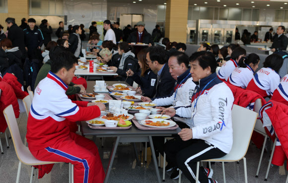 진천선수촌서 함께 식사하는 남북