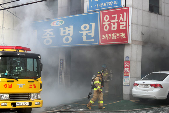 밀양 세종병원 불  26일 오전 7시 30분쯤 경남 밀양 가곡동 세종병원에서 불이나 소방대원이 화재 진압을 하고 있다. 현재 인명피해와 화재원인을 조사하고 있다. 연합뉴스