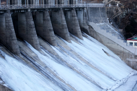 거대 빙벽 된 괴산댐