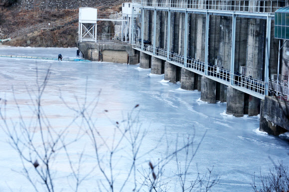 최강 한파에 꽁꽁 언 괴산호