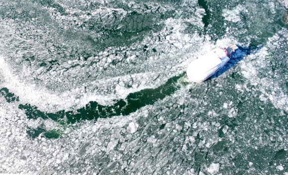 얼음 뚫고 운행