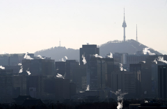 전국에 역대급 최강 한파가 몰려온 26일 서울 도심 빌딩숲에서 난방 열기가 올라오고 있다. 연합뉴스