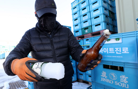 소주·맥주까지 얼려버린 ’냉동고 추위’