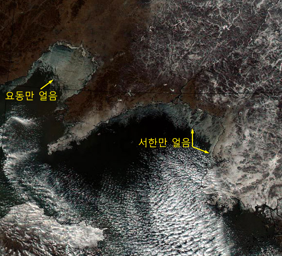 한파로 꽁꽁 얼어붙은 북한 바다