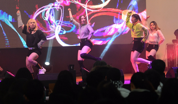 26일 서울 동작구 중앙대학교 서울캠퍼스에서 열린 제 2회 K-페스티벌’에 참여한 외국인유학생들이 K-POP 공연을 하고 있다. . 2018. 1. 26 정연호 기자 tpgod@seoul.co.kr