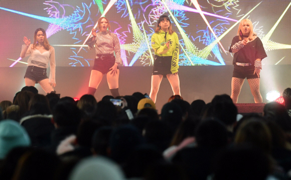 26일 서울 동작구 중앙대학교 서울캠퍼스에서 열린 제 2회 K-페스티벌’에 참여한 외국인유학생들이 K-POP 공연을 하고 있다. . 2018. 1. 26 정연호 기자 tpgod@seoul.co.kr