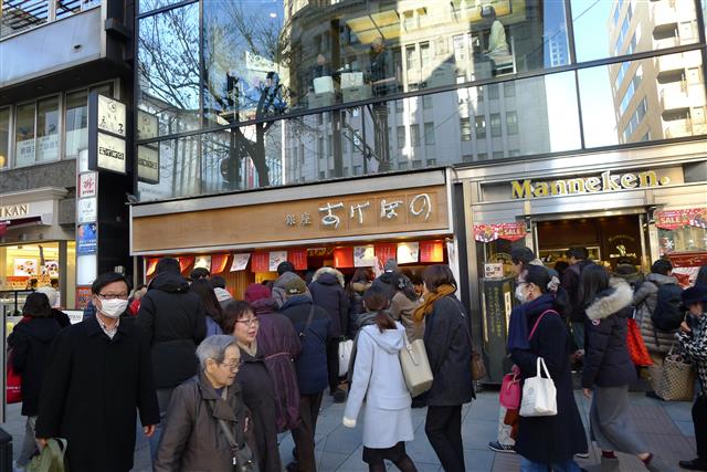 도쿄 상업 중심가 긴자 거리와 외국 관광객들.