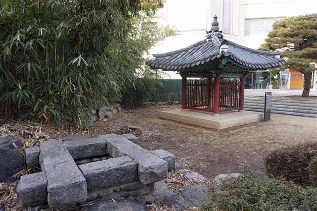 호텔 마당 귀퉁이의 신정(神井)과 신정비각. 세조가 발견했다는 신정으로 추정되는 자리에 우물이 복원됐다.