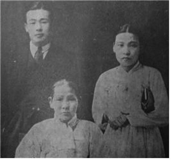이상의 가족. 왼쪽부터 남동생 김운경, 어머니 박세창 여사, 여동생 김옥희. 1946년쯤으로 추정된다.  푸른역사 제공