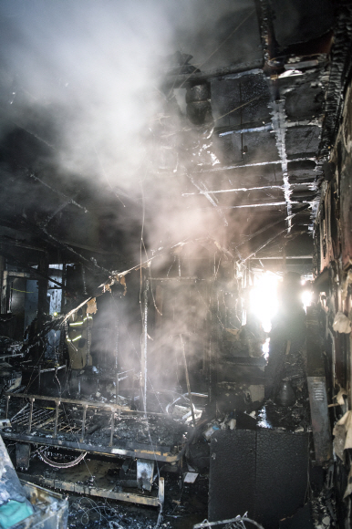 처참  26일 대형 화재로 37명의 사망자가 발생한 경남 밀양 세종병원의 건물 내부가 잿더미로 변한 모습.<br>국제신문 제공