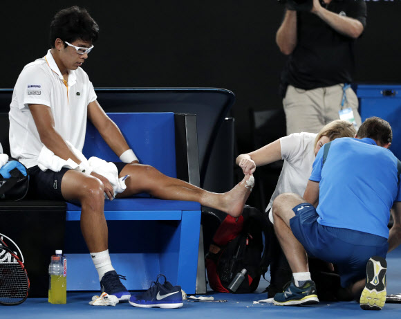 26일 호주오픈 4강전에서 정현의 왼쪽 발바닥 부상에 반창고로 처지한 것이 포착됐다. AP연합뉴스