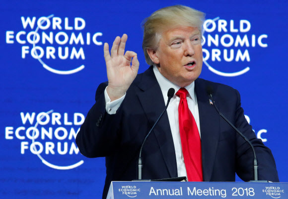 도널드 트럼프 미국 대통령이 26일(현지시간) 스위스 다보스에서 열린 세계경제포럼(WEF· 다보스포럼) 폐막식에서 기조연설을 하고 있다. 다보스 로이터 연합뉴스
