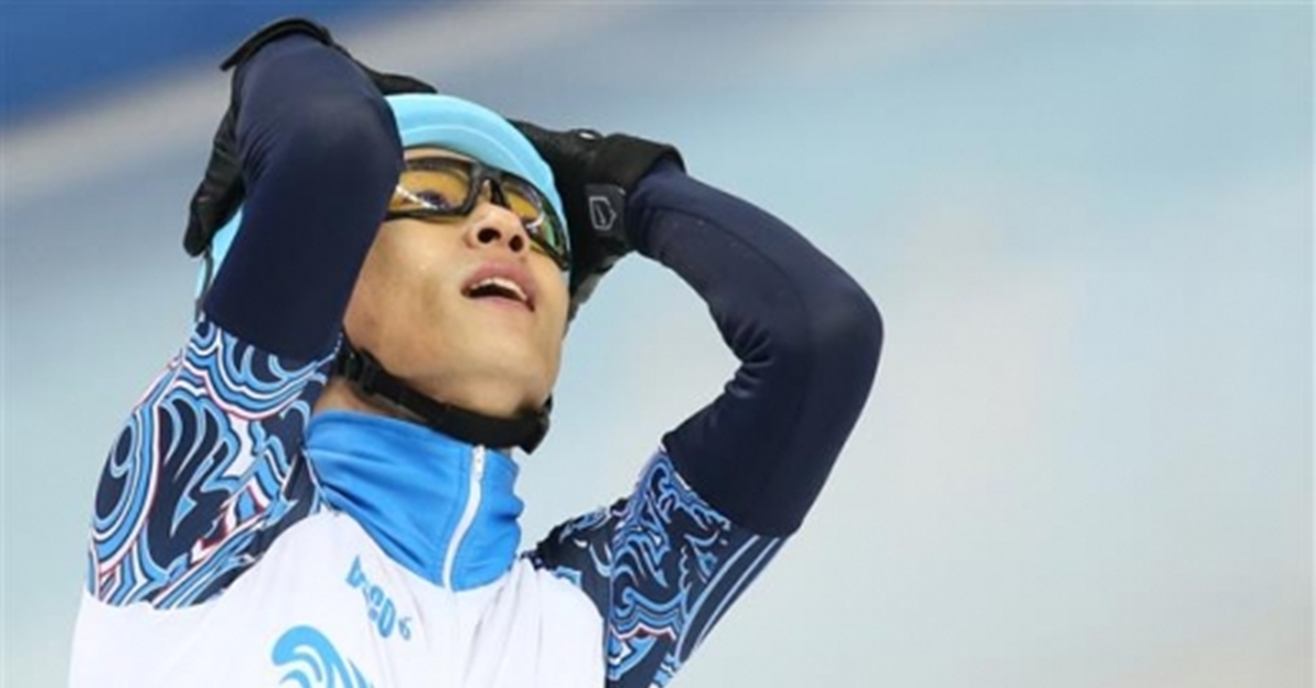 빅토르 안(안현수)이 지난 2014년 2월 소치동계올림픽 쇼트트랙 남자 500m 결승에서 금메달을 확정한 뒤 머리를 감싸며 기뻐하고 있다. [서울신문DB]