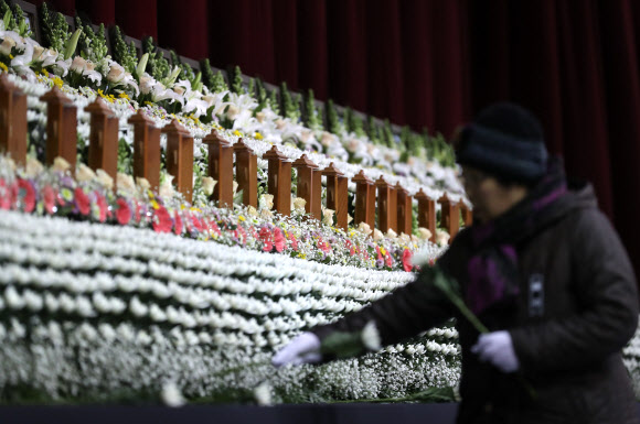 헌화하는 추모객