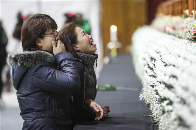 밀양 세종병원 화재 참사...오열하는 유가족