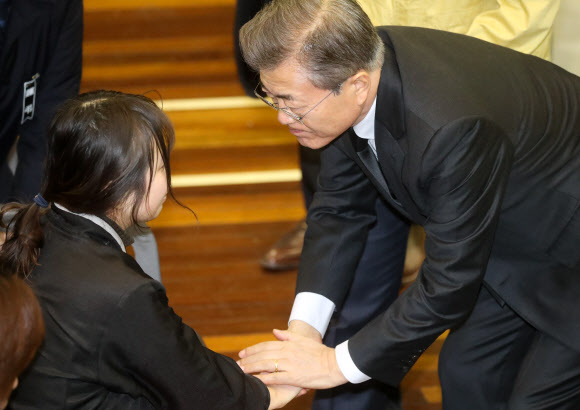 밀양 화재 유가족 위로하는 문재인 대통령