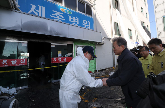 밀양 세종병원 화재 현장 찾은 문 대통령