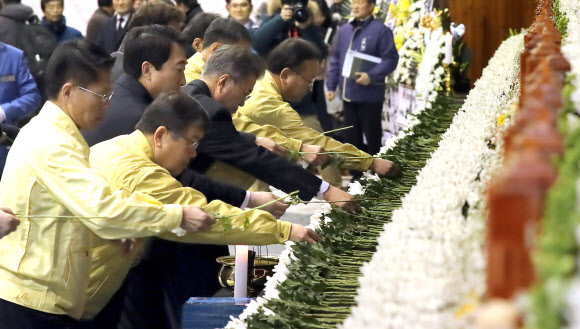 헌화하는 문 대통령