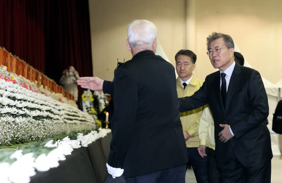 유족과 얘기 나누는 문 대통령