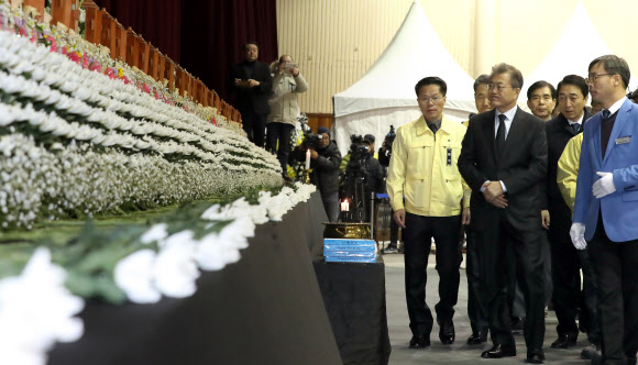 밀양 화재 참사 합동분향소 찾은 문 대통령