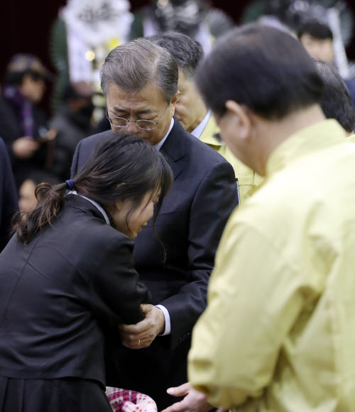 오열하는 유족 위로하는 문 대통령