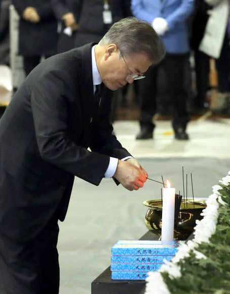 분향하는 문 대통령