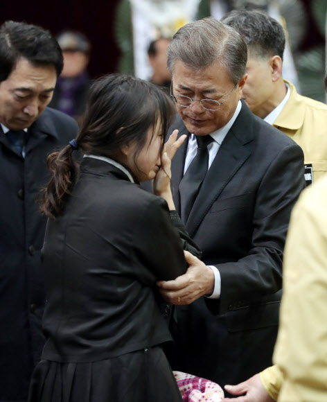 밀양 화재참사 유족 위로하는 문 대통령