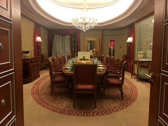 14명이 앉아 식사를 즐길 수 있는 식당 모습. 리야드 로이터 연합뉴스