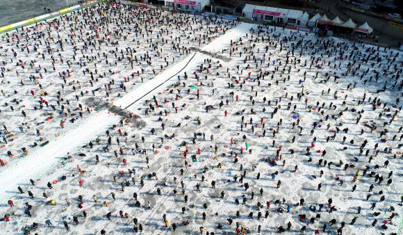 2018 산천어축제 폐막일인 28일 축제장인 강원 화천군 화천읍 화천천에 많은 관광객이 얼음낚시를 하며 겨울 추억을 만들고 있다.   연합뉴스